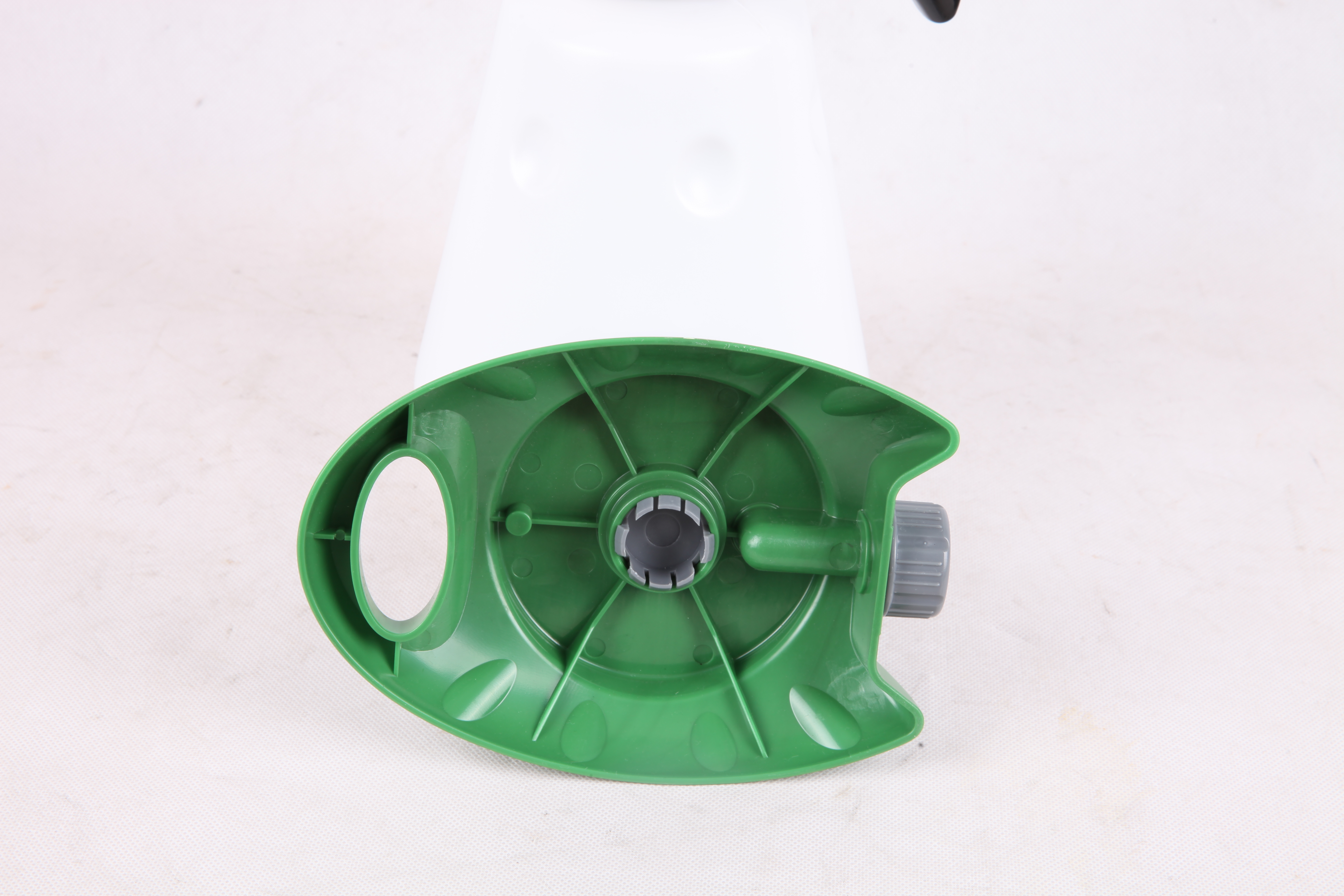 aspersor de pl&aacute;stico sobre el suelo (6)