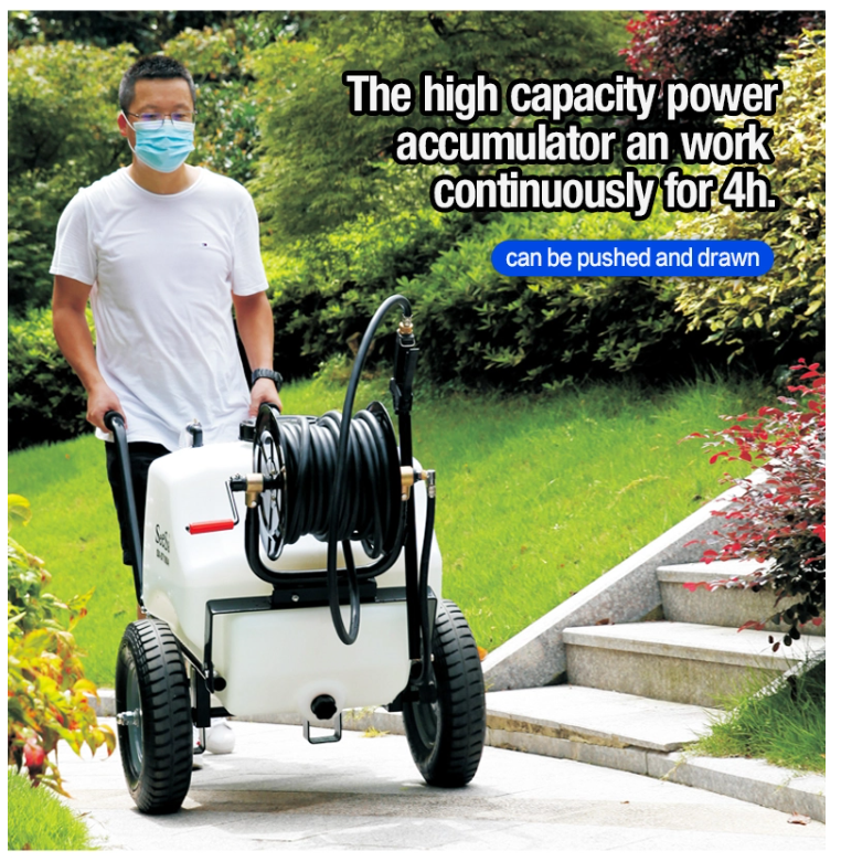 Operador moviendo la carretilla pulverizadora SX-ST60A